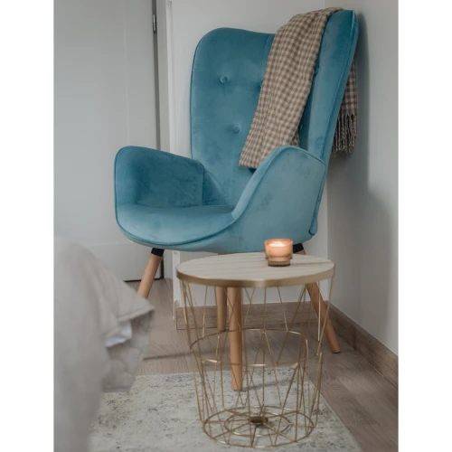 damento-fotel-uszak-cozy-turkus-turkusowy-niebieski-morski-nogi-drewniane-bukowe-pikowany-guziki-cozy-kosz-stolik-kawowy-stolik-metalowy-zloty-do-przechowywania-space.jpg