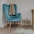 damento-fotel-uszak-skandynawski-cozy-turkus-turkusowy-niebieski-morski-nogi-drewniane-bukowe-pikowany-guziki-cozy-kosz-stolik-kawowy-metalowy-zloty-do-przechowywania-space.jpg