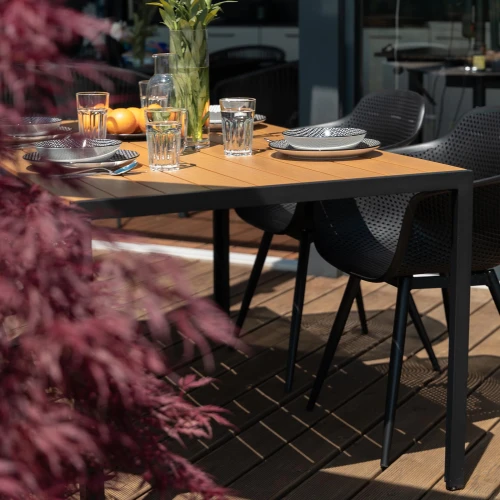 damento-stol-ogrodowy-stolik-ogrodowy-do-ogrodu-na-taras-czarny-drewnopodobny-polywood-aluminium-dora-krzeslo-ogrodowe-na-taras-balkon-krzeslo-azurowe-z-podlokietnikami-czarne-orte.jpg
