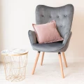 damento-fotel-skandynawski-uszak-do-salonu-z-guzikami-popielaty-welur-cozy-stolik-kawowy-okragly-lawa-kosz-zloty-flamingo.jpg