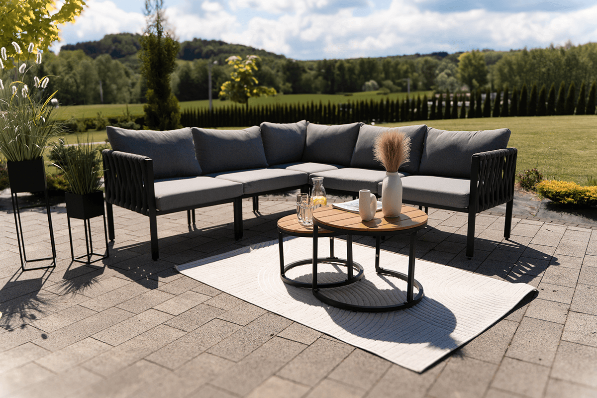 Mebla na niezadaszonym tarasie