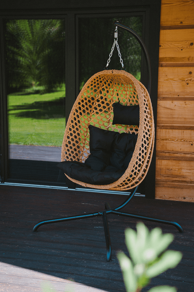 Fotel na tarasie w różnych warunkach atmosferycznych